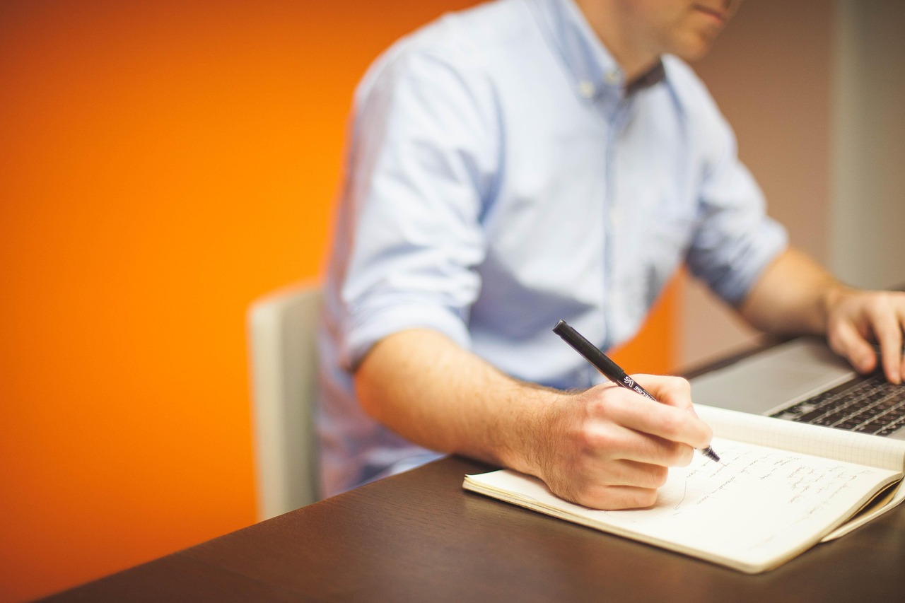 découvrez la stratégie de différenciation, une approche essentielle pour distinguer votre produit ou service de la concurrence et attirer une clientèle ciblée.